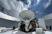 Uno de los telescopios de pequeña apertura del Observatorio Simons, que estudian las microondas que llenan el universo.
