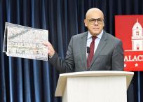El ministro de Comunicaciones e Información de Venezuela, Jorge Rodríguez, muestra imágenes mientras habla con los medios durante una conferencia de prensa en Caracas, Venezuela.