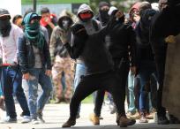 Estudiantes se enfrentaron a piedra con el Esmad en la Universidad Nacional.
