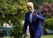 El presidente de Estados Unidos, Joe Biden, saluda mientras camina por el jardín sur de la Casa Blanca en Washington.