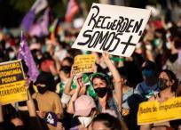 Miles de mujeres participan en una marcha convocada por asociaciones feministas en conmemoración por el Día Internacional de la Eliminación de la Violencia Contra la Mujer, en Santiago (Chile)
