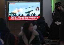 Ciudadanos de Corea del Sur ven en pantallas los ejercicios militares de Corea del Norte.
