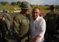 El general William René Salamanca brinda apoyo al alcalde de Tulua  Gustavo Vélez Román, quien es amenazado por bandas delincuenciales que operan en la región.