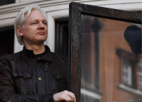 Julian Paul Assange es un programador, periodista y activista de Internet australiano.