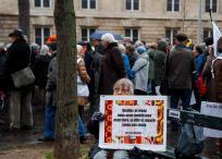 Una mujer sostiene un cartel que dice "Ancianas, viejos, nos reunimos para vivir, envejecer y morir según nuestras elecciones" durante una manifestación a favor de la eutanasia cerca de la Asamblea Nacional en París.