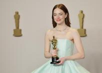 Los Angeles (United States), 10/03/2024.- Emma Stone, winner of the Best Actress in a Leading Role award for 'Poor Things,' holds her Oscar in the press room during the 96th annual Academy Awards ceremony at the Dolby Theatre in the Hollywood neighborhood of Los Angeles, California, USA, 10 March 2024. The Oscars are presented for outstanding individual or collective efforts in filmmaking in 23 categories. EFE/EPA/ALLISON DINNER
