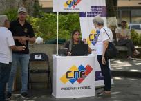 Venezolanos acuden en Caracas a jornada de actualización  y registro para elecciones presidenciales.