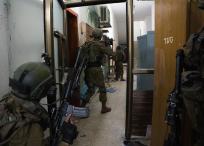 El Ejército israelí aseguró este jueves que, tras tres días de incursión en el hospital Al Shifa de ciudad de Gaza, ha matado a más de 140 "terroristas" en el complejo médico y ha detenido a unos 600 supuestos combatientes de las milicias palestinas, de los que 250 han sido ya identificados como miembros de Hamás y la Yihad Islámica.