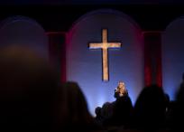 La diputada Marjorie Taylor Greene se considera una "nacionalista cristiana". Un mitin en una iglesia en Texas.
