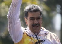 El presidente de Venezuela, Nicolás Maduro, saluda este lunes a sus simpatizantes.