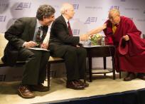 Kahneman, centro, en 2014, saluda al Dalai Lama, en la Universidad de Princeton. A la izquierda, Richard Davidson del laboratorio de Neurociendias de la Universidad de Wisconsin.