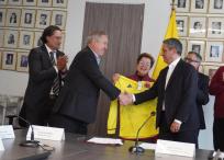 Carlos González Puche, director ejecutivo de Acolfutpro, y Fernando Jaramillo, presidente de Dimayor, se saludan tras firmar el acta.