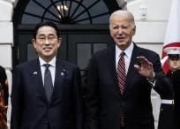 El presidente estadounidense Joe Biden da la bienvenida al primer ministro japonés Fumio Kishida en el Pórtico Sur de la Casa Blanca en Washington, DC.