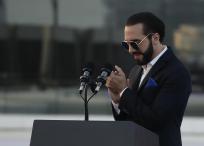 El presidente de El Salvador, Nayib Bukele, aplaude en la inauguración de las oficinas de Google.