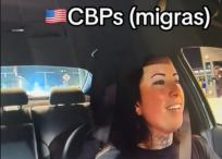 La latina conduce un auto por la frontera entre México y Estados Unidos.