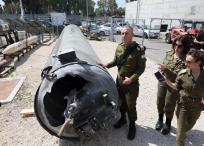 Miembros del ejército israelí muestran un misil balístico iraní que cayó en Israel el fin de semana.