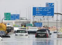 Vehículos abandonados en una carretera inundada después de una tormenta en Dubai, Emiratos Árabes Unidos, el miércoles 17 de abril de 2024.