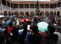 Estudiantes y docentes de la Universidad de El Rosario, se reúnen en la plazoleta fray Cristóbal de Torres para exigir la renuncia del rector Alejandro Cheyne tras los cuestionamientos a su gestión.