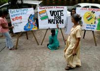 Estudiantes de una escuela de arte en India animan a la gente a votar en las próximas elecciones.