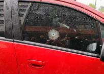 El vehículo recibió cinco impactos de bala por lo que cobra fuerza el móvil del intento de homicidio.