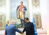 El presidente de Venezuela, Nicolás Maduro  saluda al fiscal de la Corte Penal Internacional (CPI), Karim Khan.