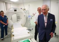 Carlos III visita un centro contra el cáncer en su primer compromiso público desde febrero.