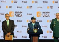 De izq a der: el ministro de Defensa, Iván Velásquez,  el presidente Gustavo Petro y el comandante de las Fuerzas Militares, general Helder Fernán Giraldo.