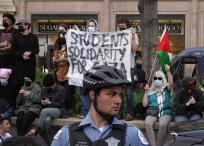 Manifestantes protestan fuera del Instituto de Arte de Chicago después de que los estudiantes establecieran un campamento de protesta.