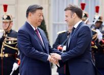 El presidente de Francia, Emmanuel Macron (R), le da la mano al presidente chino, Xi Jinping, a su llegada al Palacio Presidencial del Elíseo en París