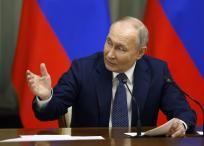 El presidente ruso Vladimir Putin asiste a una reunión con miembros del gobierno ruso en Moscú.