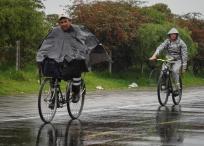 Ciclistas que transitan por el occidente de la ciudad deben usar impermeables para no mojarse en este jueves 9 de mayo del 2024, FOTO MAURICIO MORENO EL TIEMPO CEET @mauriciomorenofoto