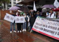 Profesores protestan por nuevo modelo de salud en sede de Fiduprevisora.