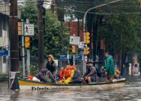 El panorama constante es ver rescatistas voluntarios navegando entre las calles inundadas en el barrio Humaita, en Porto Alegre.