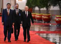 El presidente ruso Vladimir Putin (R) asiste a una ceremonia de bienvenida con el presidente chino Xi Jinping en el Gran Salón del Pueblo en Beijing, China
