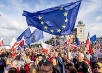 Banderas de la Unión Europea durante un mitin del primer ministro polaco, Donald Tusk.
