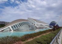 Las construcciones neofuturistas de la Ciudad de las Artes y las Ciencias, por el arquitecto valenciano Santiago Calatrava.