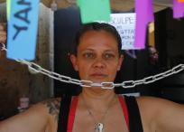 Mujeres se encadenan para exigir una ley contra la violencia vicaria en el oeste de México