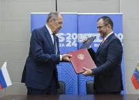 El Ministro de Asuntos Exteriores de Rusia, Sergey Lavrov (I), intercambiando documentos firmados con el Ministro de Asuntos Exteriores de Venezuela, Yvan Gil Pinto,