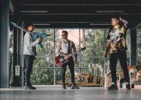 En esta colaboración Don Tetto se deja llevar por el estilo de Apolo 7 (foto), permitiendo que la canción fluya entre los sonidos latinos.