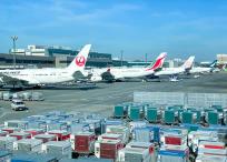 Un avión de carga 747 realiza un aterrizaje de emergencia en un aeropuerto de Tokio