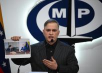 El fiscal general de Venezuela, Tarek William Saab, muestra una imagen de su reunión con el abogado del opositor Edmundo González.