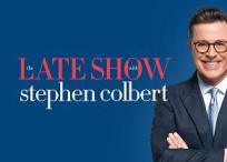 'The Late Show with Stephen Colbert' es un 'tv show' grabado y emitido desde New York que habla de temas políticos y de coyunturas americanas.