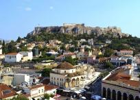 Vista de la ciudad de Atenas y la Acrópolis, en la colina.