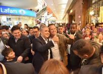 El candidato presidencial Iván Duque estuvo este miércoles en el centro comercial Gran Estación.
