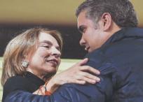Juliana Márquez Tono junto a su hijo, Iván Duque, presidente electo de Colombia.