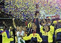 (2001) La sede de la Copa América en este año fue Colombia. Los locales se enfrentaron a la selección mexicana en la final. Iván Ramiro Córdoba, capitan y defensa de la tricolor, hizo un remate de cabeza en el segundo tiempo que dio a los colombianos el primer titulo de su historia.