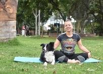 El sukhasana es una postura fácil del yoga y permite que la mascota aproveche el espacio que tiene para que su dueño pueda masajearla.