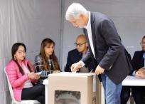 Alcalde Enrique Peñalosa ejerciendo su derecho al voto.