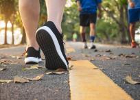 1. Caminar: un buen paseo es el primero de los ejercicios que recomiendan. Dicen los estudiosos que caminar durante apenas 30 minutos aumenta la función del sistema inmunológico y puede disminuir el dolor en las articulaciones.