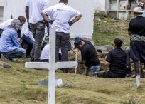 Antropólogos, médicos, odontólogos y topógrafos hicieron parte del equipo que exhumó, en largas jornadas, 37 cuerpos esta semana.